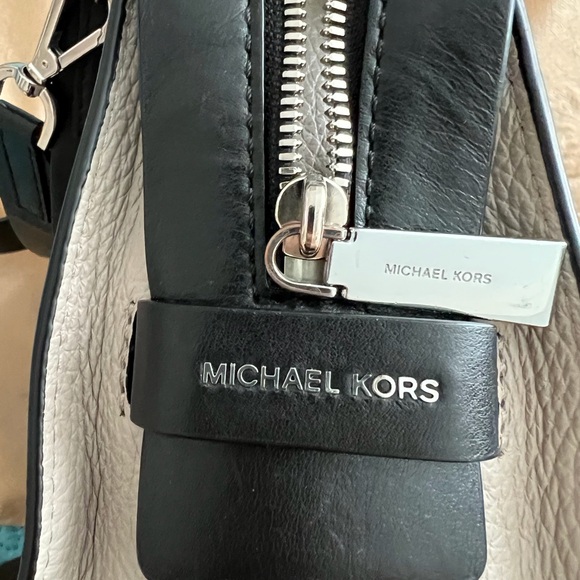 Michael Kors beige and black handbag with removable shoulder strap - Picture 5 of 9